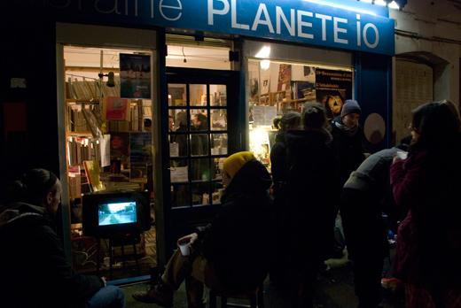 Inauguration de la vitrine vidéo de l'oeil d'Oodaaq, librairie planète IO, 7 rue saint Louis, Rennes, 3 décembre 2010